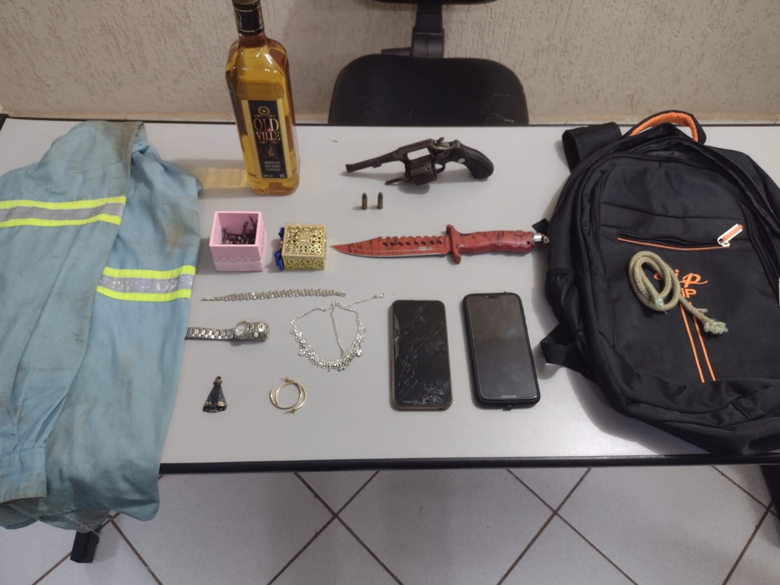 EM GUAÍRA-SP POLÍCIA MILITAR COM RÁPIDA AÇÃO APREENDEU INDIVÍDUO PÔR ROUBO EM FLAGRANTE NA AVENIDA 1 CENTRO DO MUNICÍPIO.