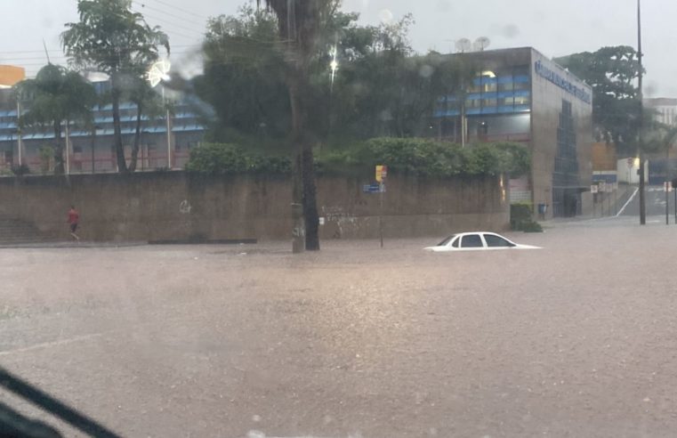 Chuva forte alaga ruas de Uberlândia neste domingo