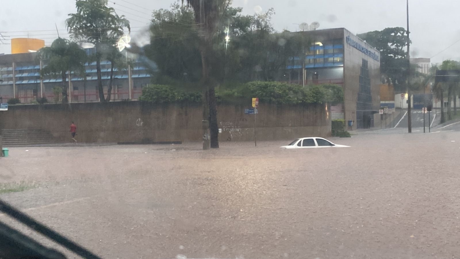 Chuva forte alaga ruas de Uberlândia neste domingo