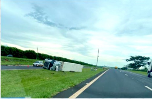 Região: Carreta tomba na rodovia Faria Lima