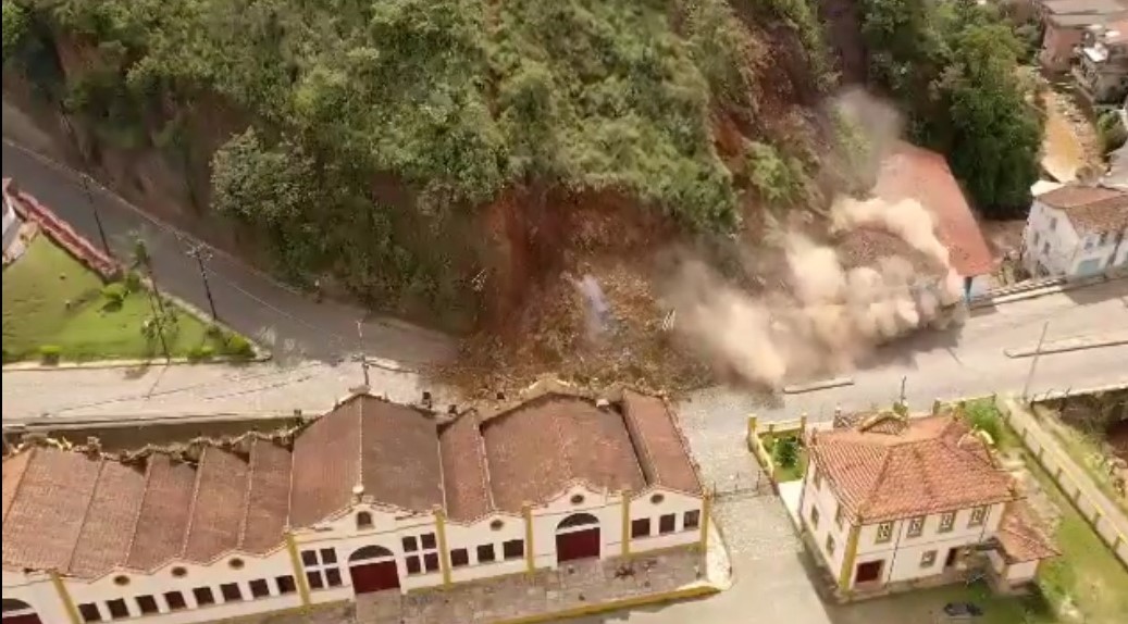 Em Minas Gerais: Vídeos registram deslizamento de encosta em Ouro Preto