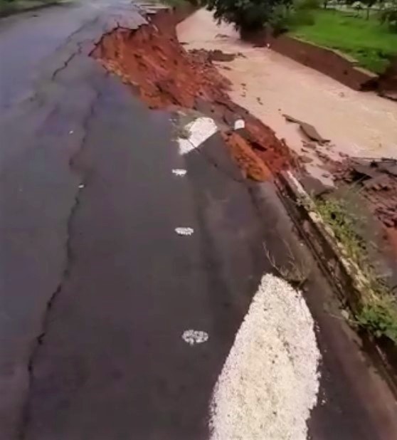 Em Barretos: Defesa Civil interdita trecho da Avenida 7 após desabamento com chuvas