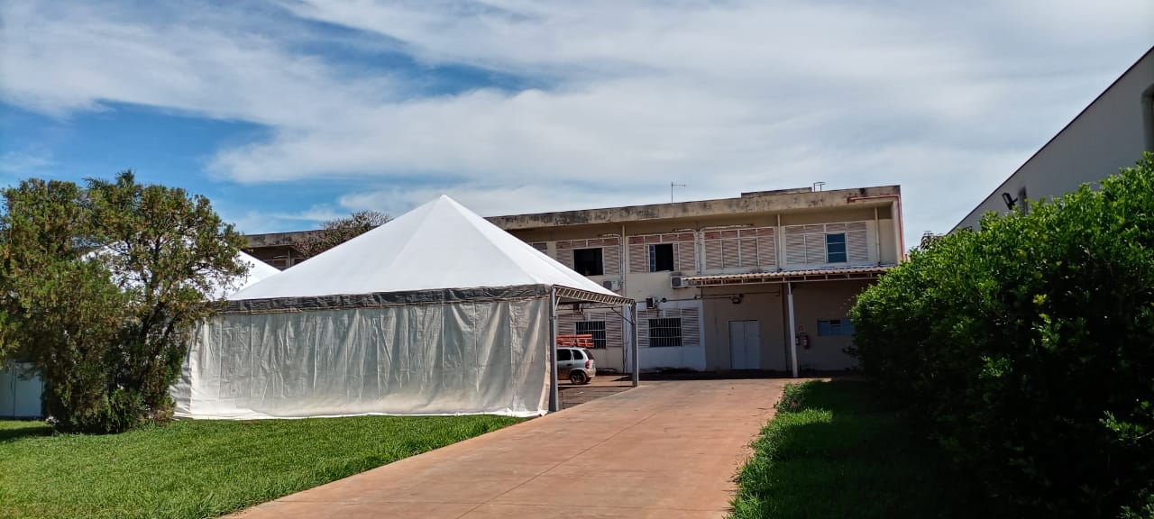 Em Guaíra: Pacientes com sintomas de Covid e síndrome gripal passam a ser atendidos em tendas ao lado da Santa Casa