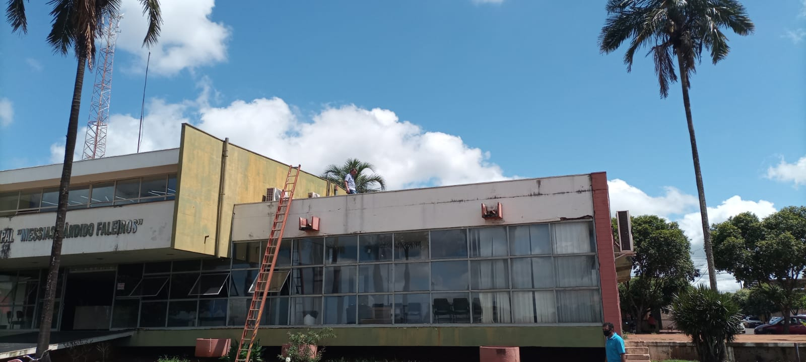 EM GUAÍRA: DEPARTAMENTO DE OBRAS INSPECIONA TELHADO DA PREFEITURA