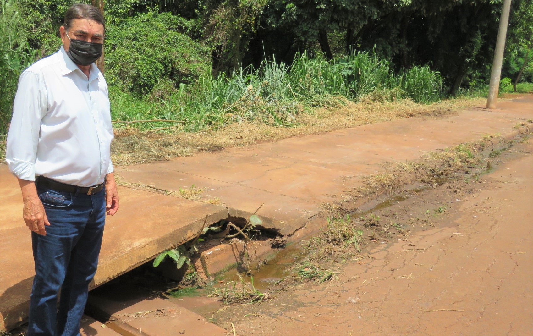 EM GUAIRA: CALÇADÃO DO VIVENDAS: ABANDONO FAZ COM QUE VEREADOR MORETTI COBRE GOVERNO MUNICIPAL