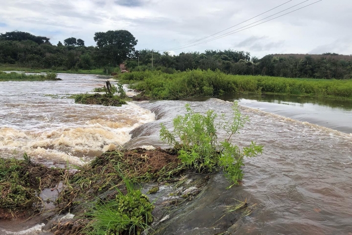 Em Colômbia: Ponte sobre o Rio Velho desaba, após fortes chuvas