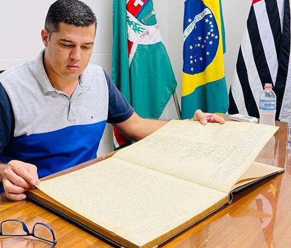 EM GUAÍRA: DOCUMENTO HISTÓRICO: PRESIDENTE DA CÂMARA DISPONIBILIZA PRIMEIRO LIVRO DE ATAS DO PODER LEGISLATIVO PARA CONSULTA DA POPULAÇÃO