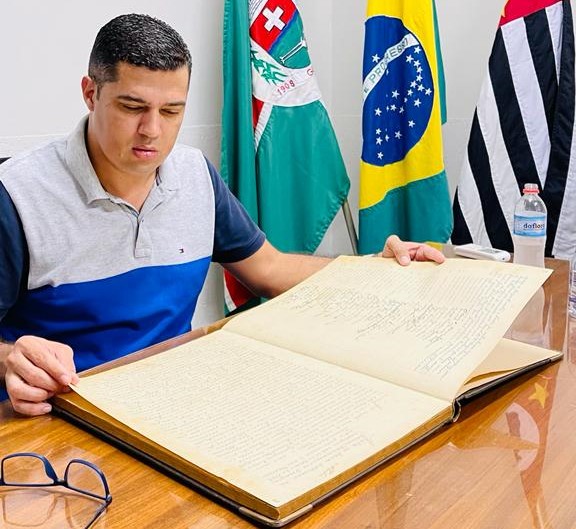 EM GUAÍRA: DOCUMENTO HISTÓRICO: PRESIDENTE DA CÂMARA DISPONIBILIZA PRIMEIRO LIVRO DE ATAS DO PODER LEGISLATIVO PARA CONSULTA DA POPULAÇÃO