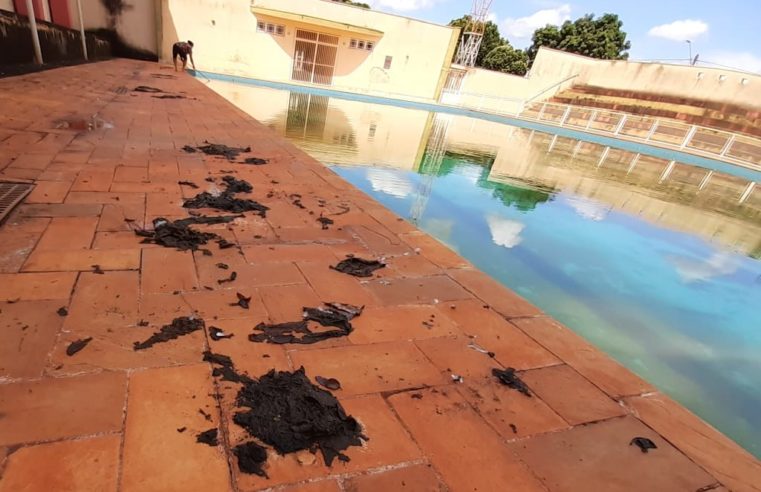 Em Guaíra: População denuncia situação de abandono da piscina da escola Vera Vitali