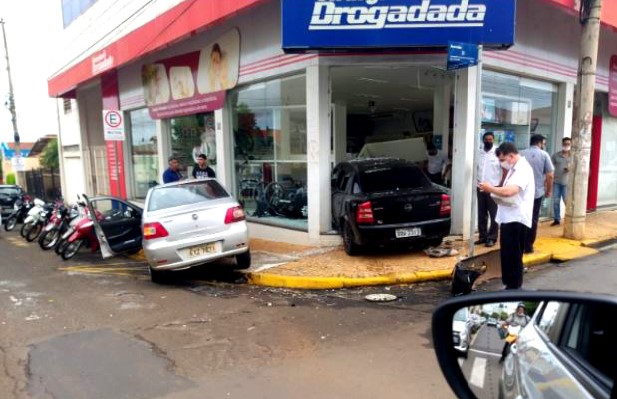 Em Barretos: Carro adentra loja após colisão