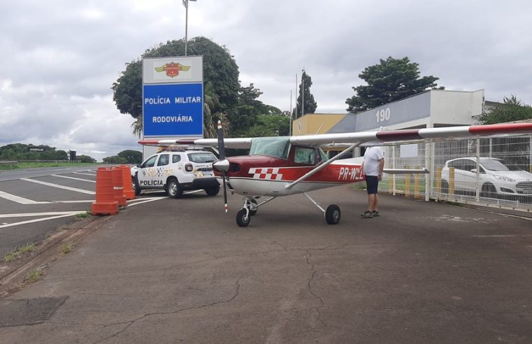 Avião faz pouso de emergência em rodovia de Piracicaba e ‘estaciona’ na base da Polícia Rodoviária