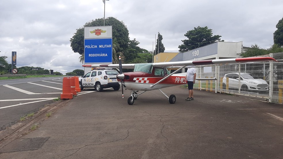 Avião faz pouso de emergência em rodovia de Piracicaba e ‘estaciona’ na base da Polícia Rodoviária