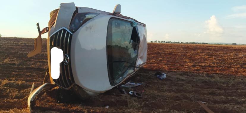 Em Miguelópolis: Bandido furta veículo e capota em estrada de terra