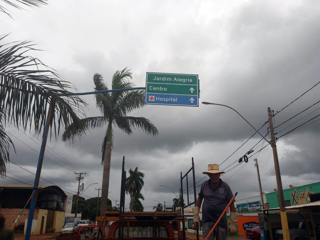 EM GUAÍRA: DEPARTAMENTO DE TRÂNSITO INSTALA PLACAS DE ORIENTAÇÃO DE DESTINOS