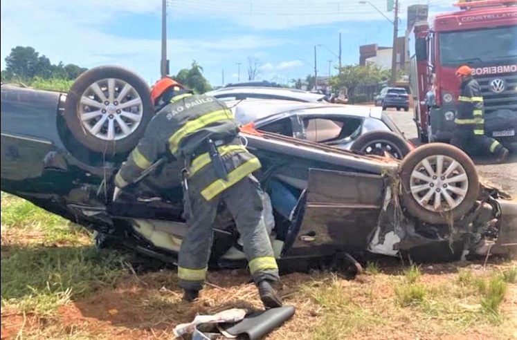 EM BARRETOS: CONDUTOR PERDE CONTROLE E CAPOTA VEÍCULO