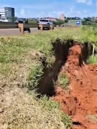 EM BARRETOS: PERIGO: CRATERA PODE ATINGIR RODOVIA FARIA LIMA NAS PROXIMIDADES DO TREVO DA AVENIDA 43