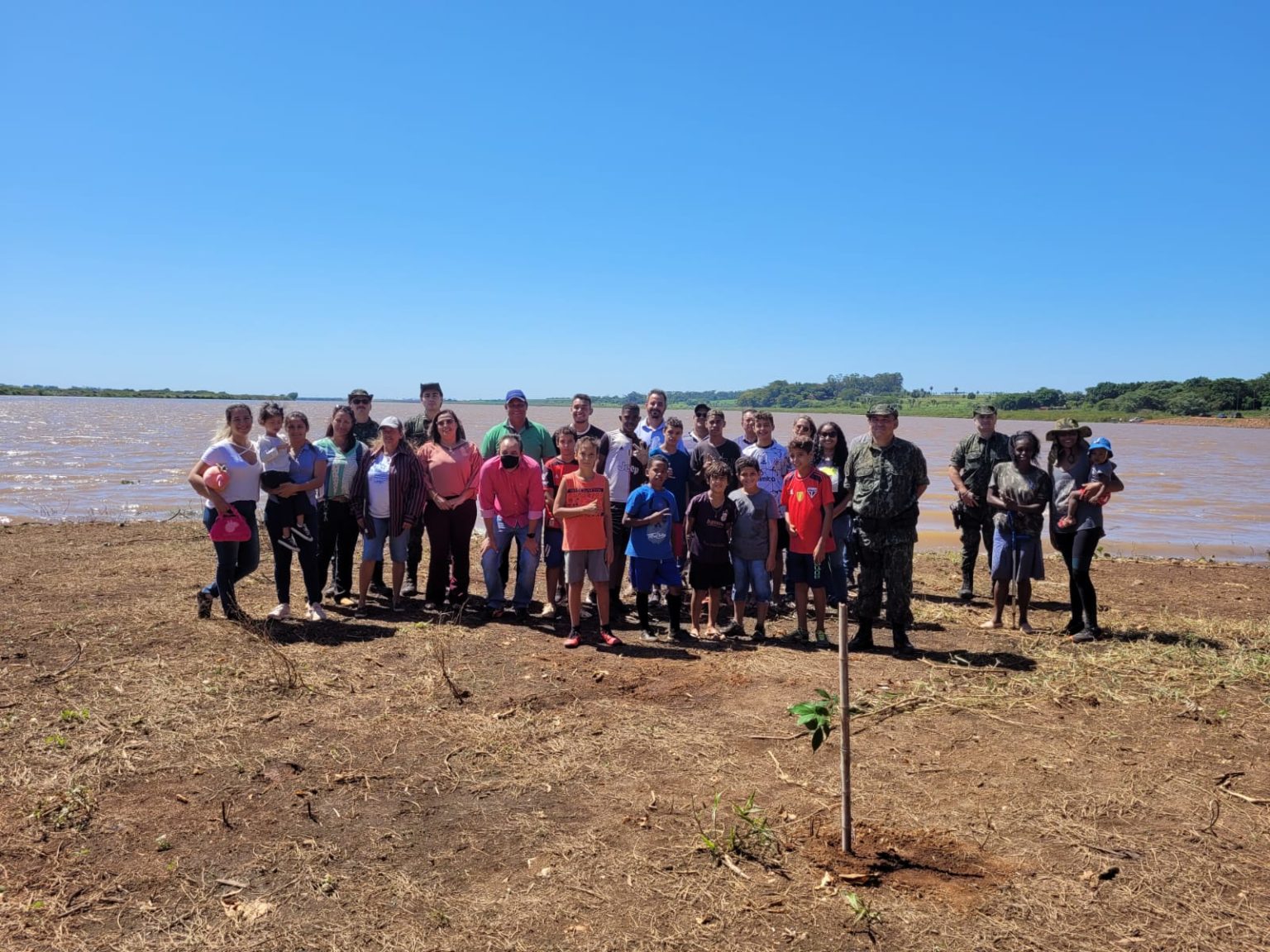 EM COLÔMBIA: 80 ÁRVORES PLANTADAS NAS MARGENS DO RIO GRANDE NO DIA MUNDIAL DA ÀGUA