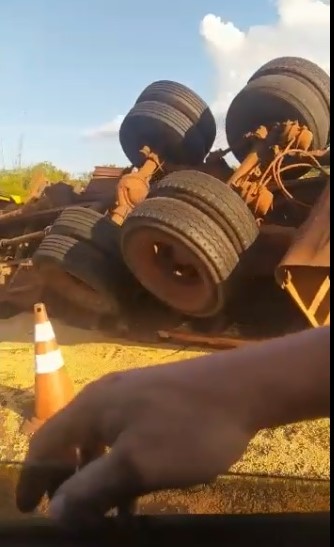 Região: Caminhão tomba e espalha carga na Rodovia Assis Chateubriand entre Guaíra e Barretos (confira vídeo)