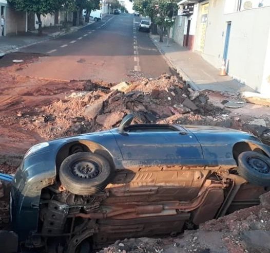 Em Barretos: Carro cai dentro de buraco próximo à Praça Primavera