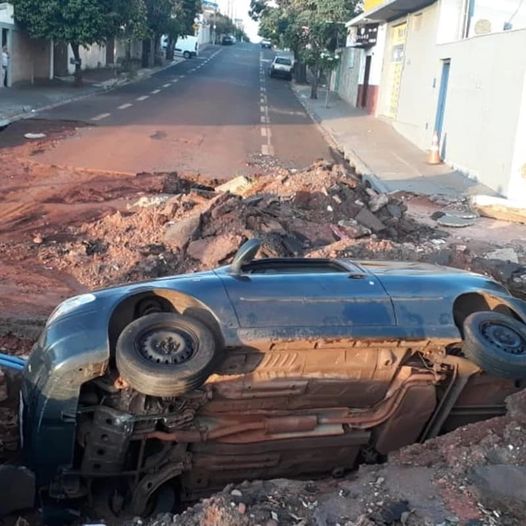 Em Barretos: Carro cai dentro de buraco próximo à Praça Primavera