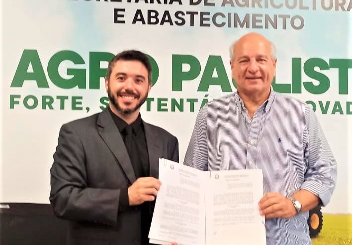 EM GUAÍRA: PREFEITO ASSINA CONVÊNIO PARA RECEBIMENTO DE CAMINHÃO PIPA DO GOVERNO DO ESTADO