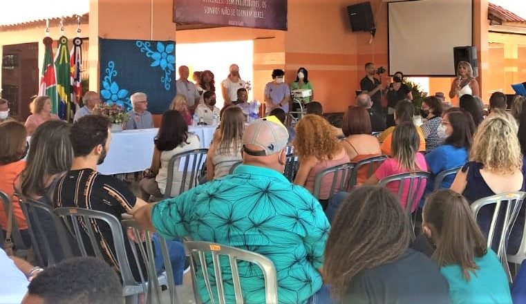 EM GUAÍRA: ESCOLA ENOCH, COM PRESENÇA DO DEPUTADO ROBERTO ENGLER, INAUGURA SALA DE LEITURA