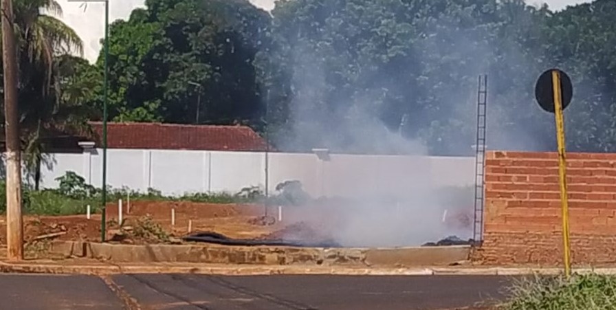 Em Guaíra: População flagra fogo em detritos em imóvel particular no Parque Maracá. Prática é proibida por lei