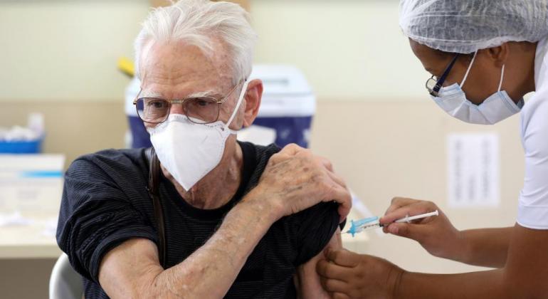 São Paulo anuncia quarta dose para idosos acima de 80 anos para a partir da próxima semana