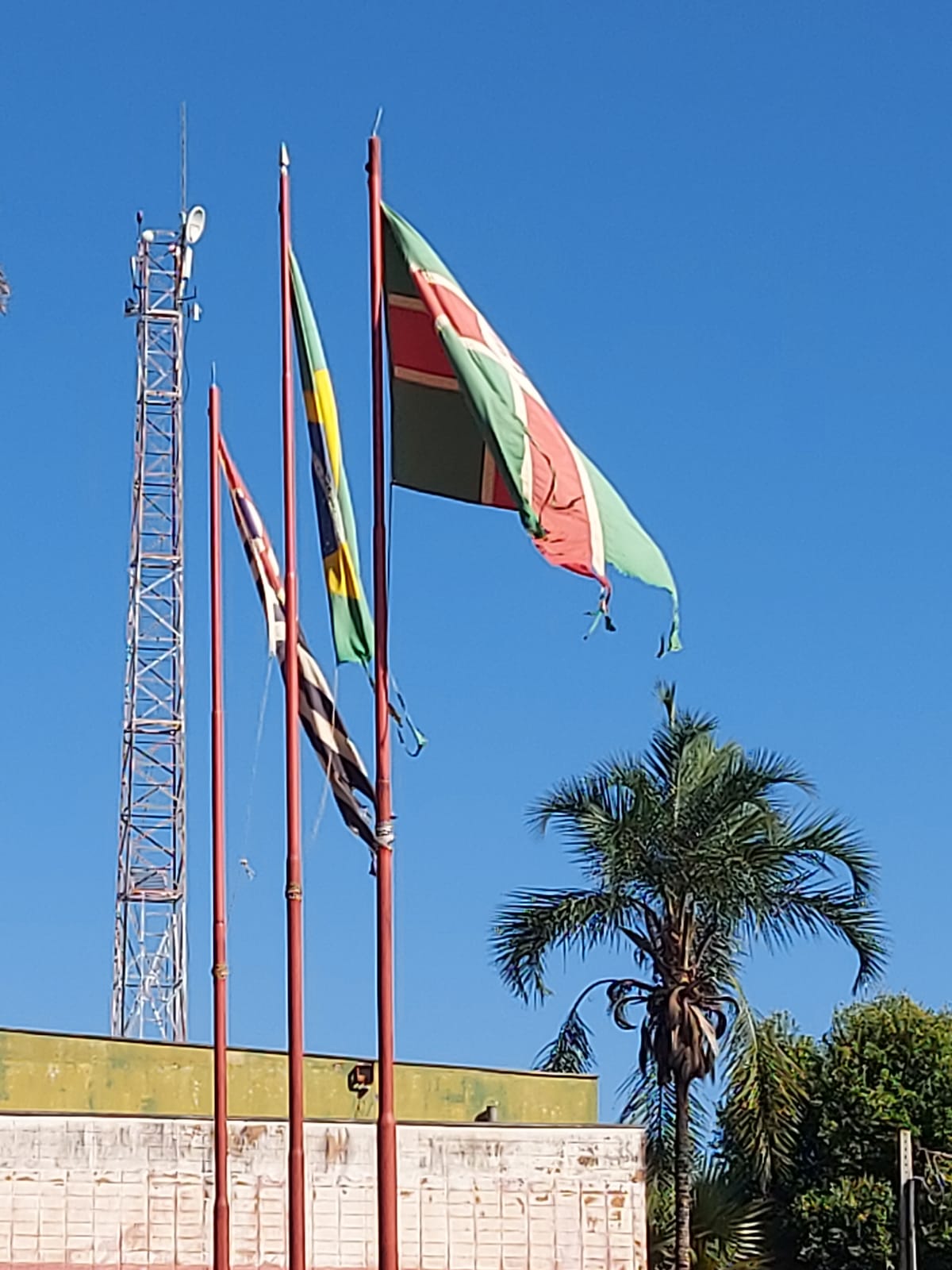 EM GUAÍRA: BANDEIRAS RASGADAS NO PAÇO MUNICIPAL CHAMAM ATENÇÃO DA POPULAÇÃO