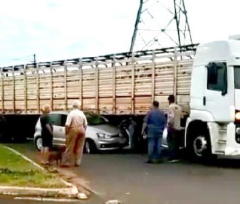 EM BARRETOS: CARRO E CARRETA SE ENVOLVEM EM ACIDENTE NO CHRISTIANO DE CARVALHO