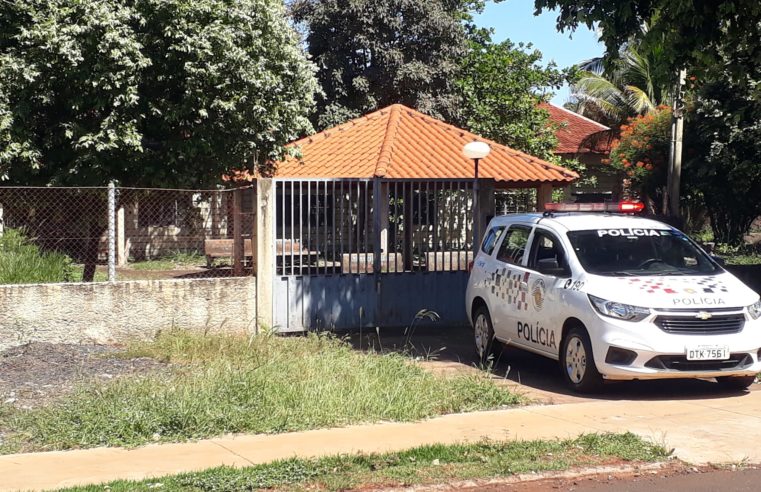 EM IPUÃ: ADOLESCENTES SÃO FLAGRADOS, PELA POLÍCIA, FURTANDO OBJETOS EM ASILO ABANDONADO