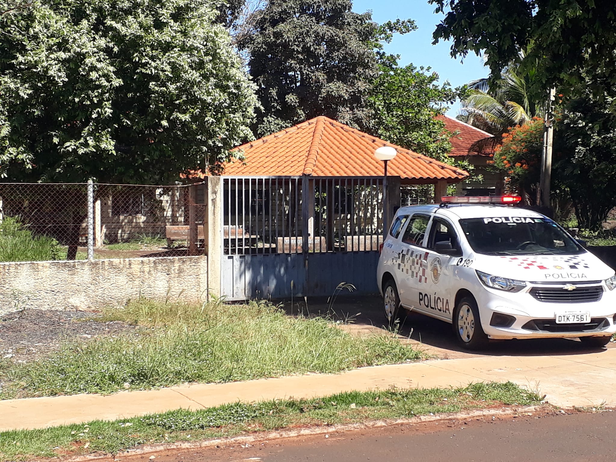 EM IPUÃ: ADOLESCENTES SÃO FLAGRADOS, PELA POLÍCIA, FURTANDO OBJETOS EM ASILO ABANDONADO