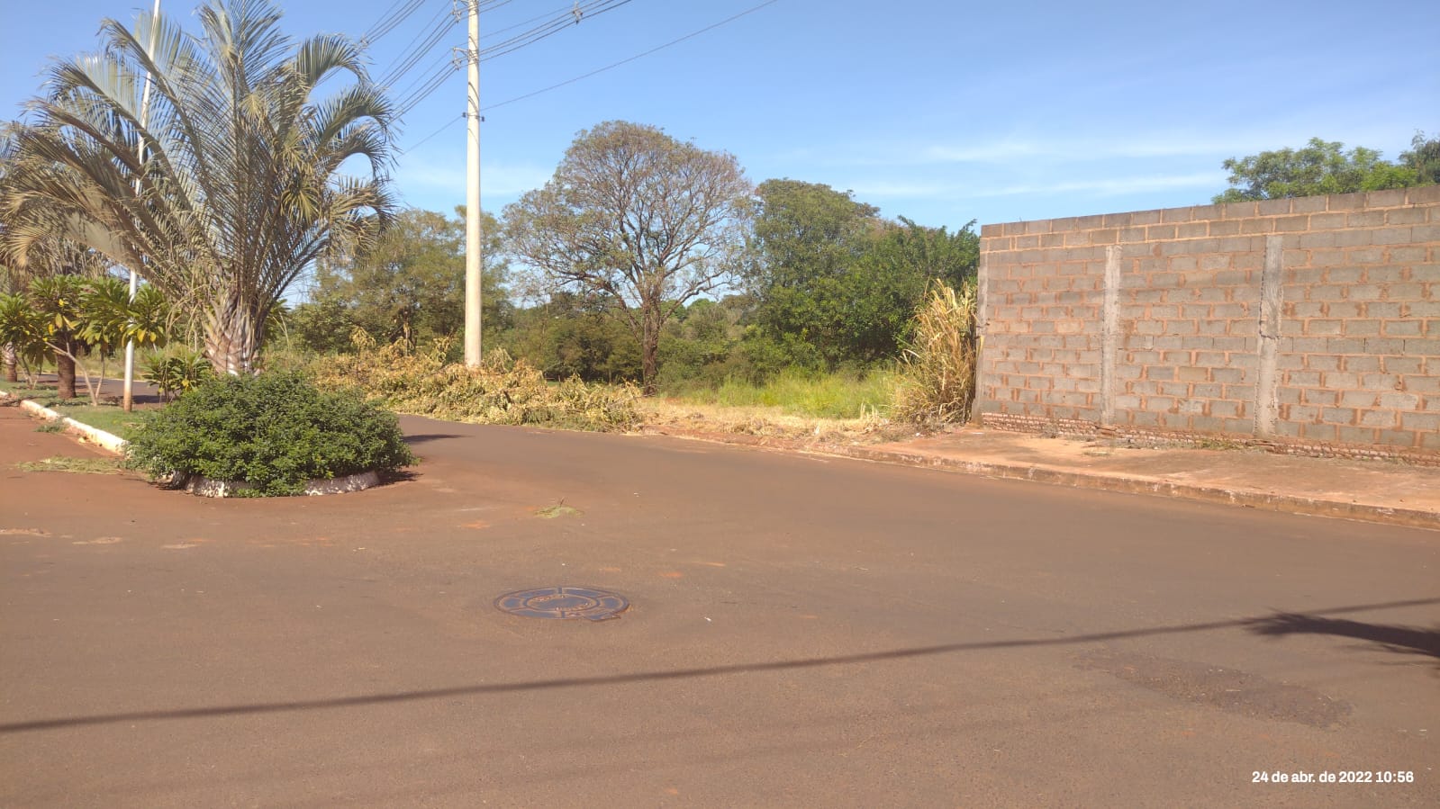 EM GUAÍRA: MORADORES RECLAMAM QUE PREFEITURA ROÇOU, MAS NÃO RETIROU DETRITOS NO BAIRRO CIDADE JARDIM