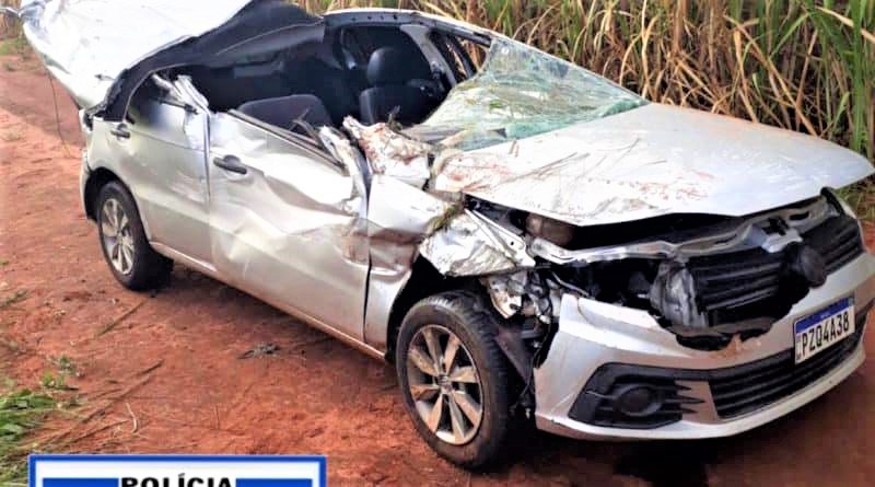 REGIÃO: AO VIR PARA GUAÍRA, CONDUTOR BATE EM CAMINHÃO E CAPOTA CARRO, EM RODOVIA DE MINAS