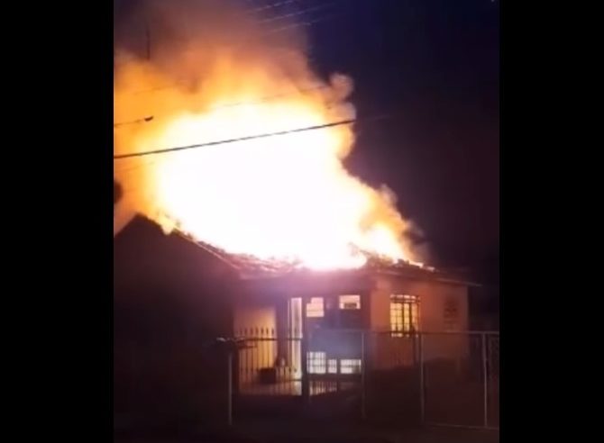 EM MIGUELÓPOLIS: CASA PEGA FOGO DURANTE A MADRUGADA DESTE SÁBADO, 9