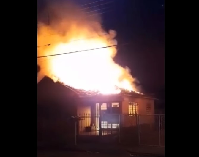 EM MIGUELÓPOLIS: CASA PEGA FOGO DURANTE A MADRUGADA DESTE SÁBADO, 9