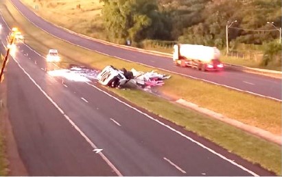 EM COLINA: CARRETA TOMBA NA RODOVIA FARIA LIMA