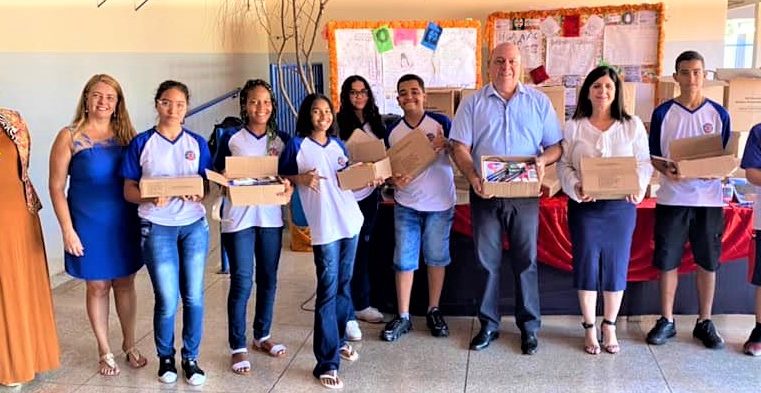 EM MIGUELÓPOLIS: PREFEITO DR. NAIM ENTREGA KITS ESCOLARES PARA ALUNOS DA REDE MUNICIPAL DE EDUCAÇÃO