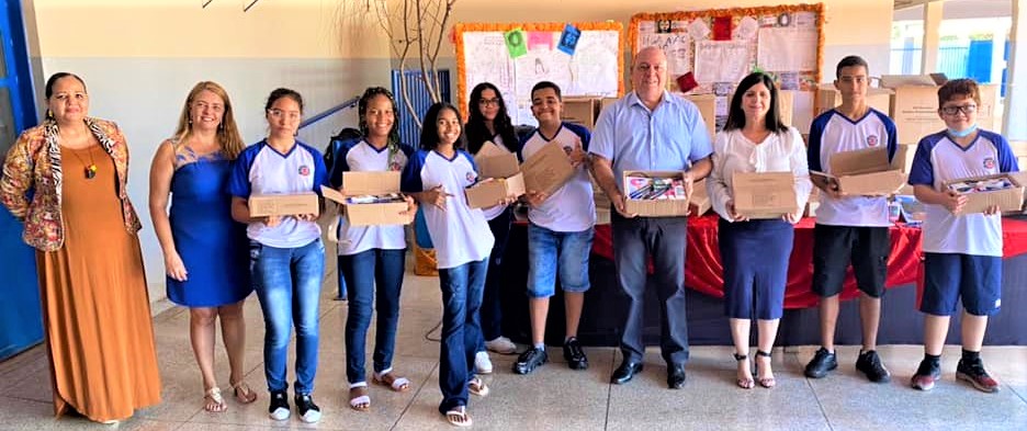 EM MIGUELÓPOLIS: PREFEITO DR. NAIM ENTREGA KITS ESCOLARES PARA ALUNOS DA REDE MUNICIPAL DE EDUCAÇÃO