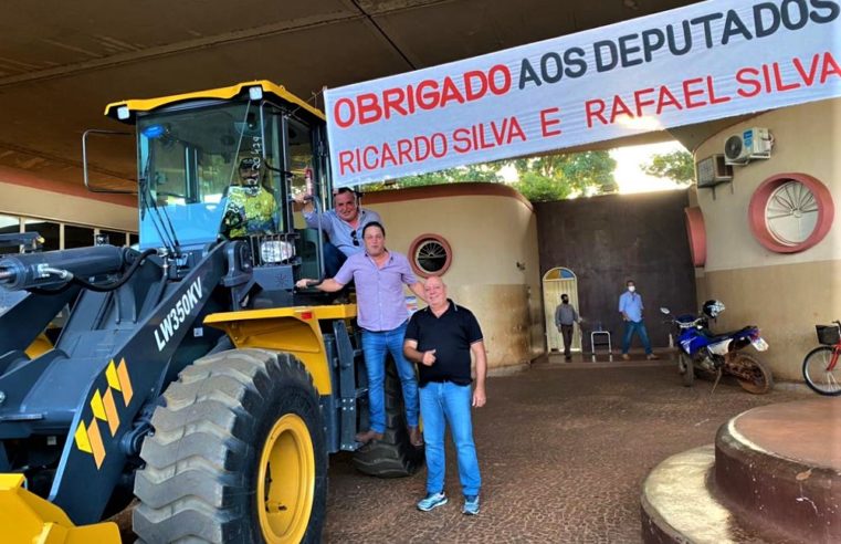 EM MIGUELÓPOLIS: BOA NOTÍCIA: MUNICÍPIO RECEBE PÁ CARREGADEIRA AVALIADA EM R$ 500 MIL