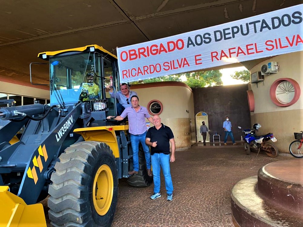 EM MIGUELÓPOLIS: BOA NOTÍCIA: MUNICÍPIO RECEBE PÁ CARREGADEIRA AVALIADA EM R$ 500 MIL