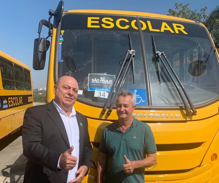 EM MIGUELÓPOLIS: DR. NAIM CONQUISTA ONIBUS ZERO KM PARA TRANPORTE DE ESTUDANTES DO MUNICÍPIO