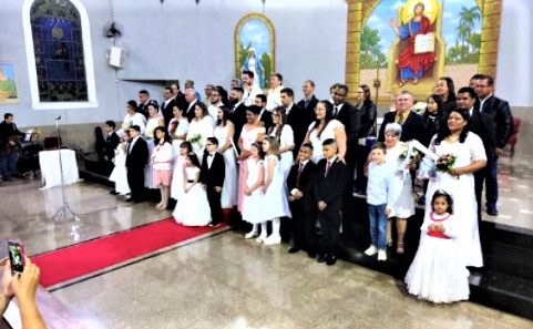 EM BARRETOS: CASAIS PARTICIPARAM DE CASAMENTO COMUNITÁRIO NA PARÓQUIA SANTO ANTÔNIO