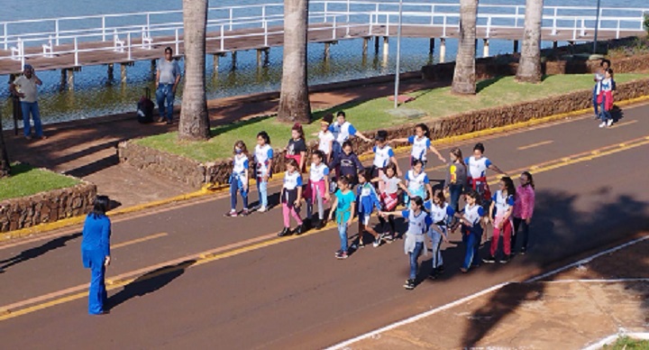 EM GUAÍRA: ESTUDANTES ENSAIAM PARA O DESFILE DE 18 DE MAIO