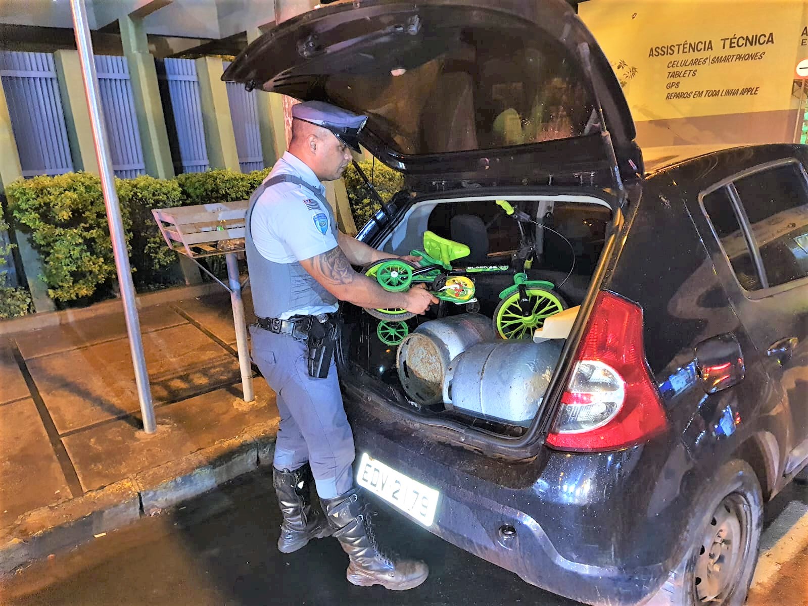 EM IPUÃ: POLÍCIAS MILITAR E RODOVIÁRIA PRENDEM LADRÕES E RECUPERAM CARRO E PRODUTOS FURTADO