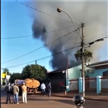 EM GUAÍRA: CASA PEGA FOGO NO CENTRO DA CIDADE