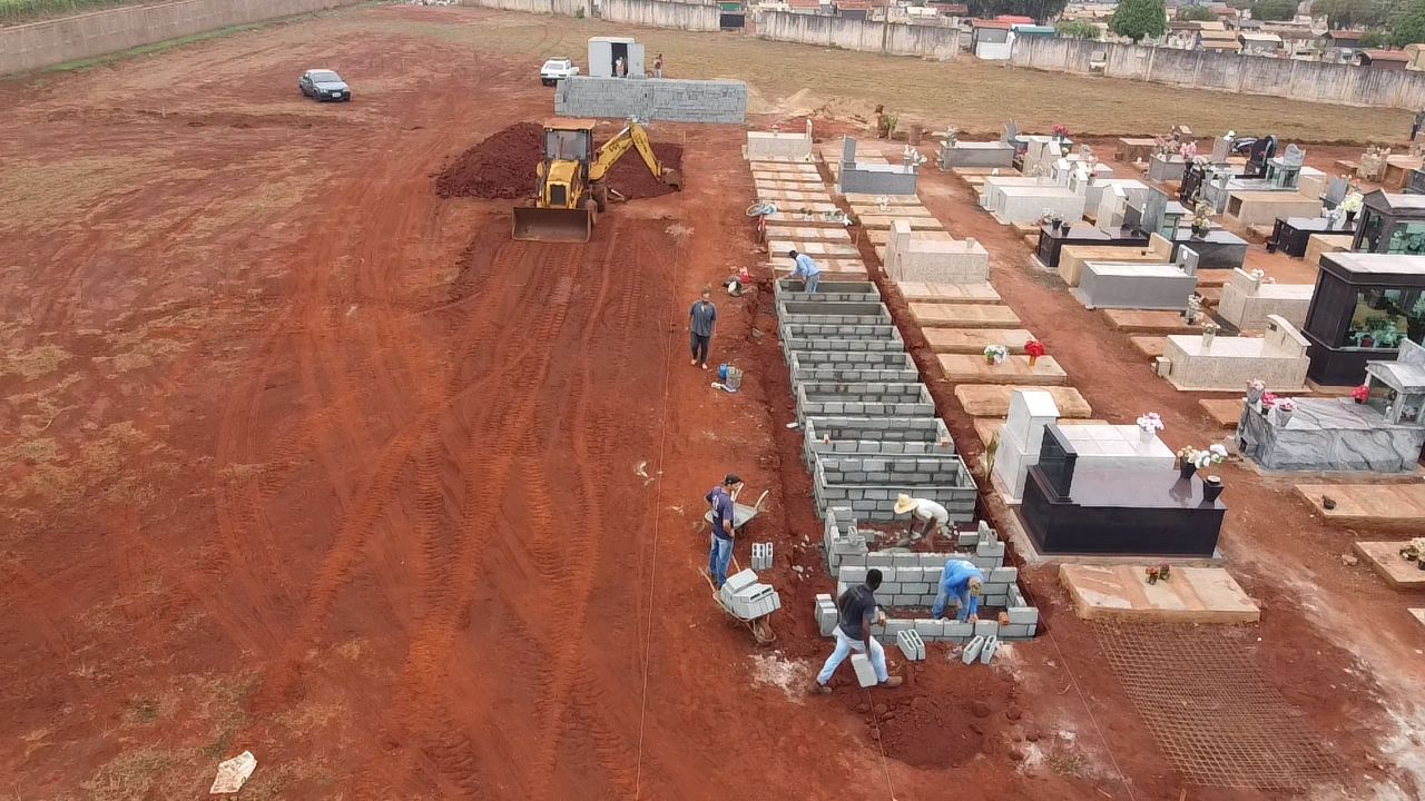 EM GUAÍRA: SETOR DE OBRAS INICIA A ABERTURA DE 74 NOVOS TÚMULOS NO CEMITÉRIO MUNICIPAL