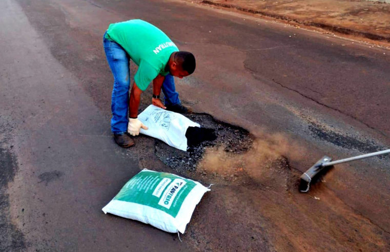 EM GUAÍRA: APÓS MUITAS RECLAMAÇÕES DA POPULAÇÃO, PREFEITURA INICIA OPERAÇÃO TAPA BURACOS