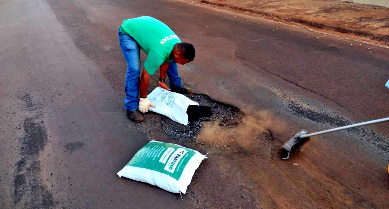 EM GUAÍRA: APÓS MUITAS RECLAMAÇÕES DA POPULAÇÃO, PREFEITURA INICIA OPERAÇÃO TAPA BURACOS