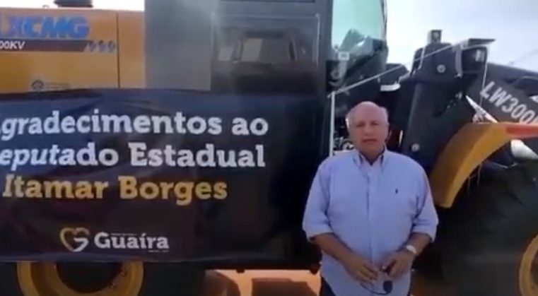 EM GUAÍRA: MUNICÍPIO RECEBE PÁ CARREGADEIRA CONQUISTADA PELOS VEREADORES MORETTI E ANDRÉ GREGÓRIO